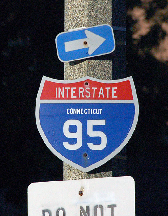 A terrible approximation of an original 1950s interstate marker. Note square font on the numbers!
