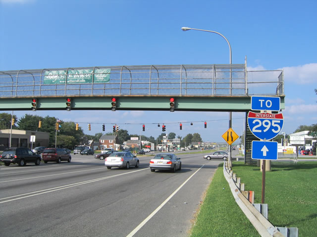 This shield is the replacement for the one displayed in the above There were only two stand alone trailblazers for Interstate 295 in all of Delaware. The other resides along Cherry Lane westbound at Delaware 9 (New Castle Avenue).
