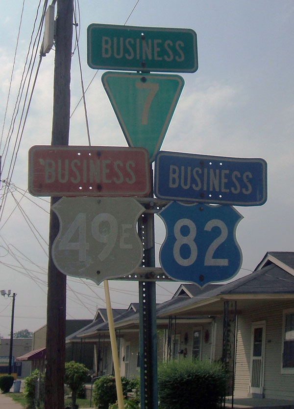 Last known colored state-route shield in Mississippi. Gone as of May, 2008.