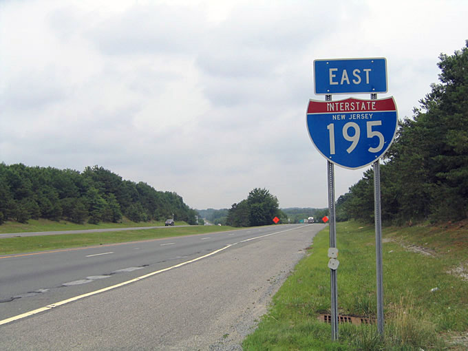 Eastbound reassurance shield posted between Exits 21 and 22.