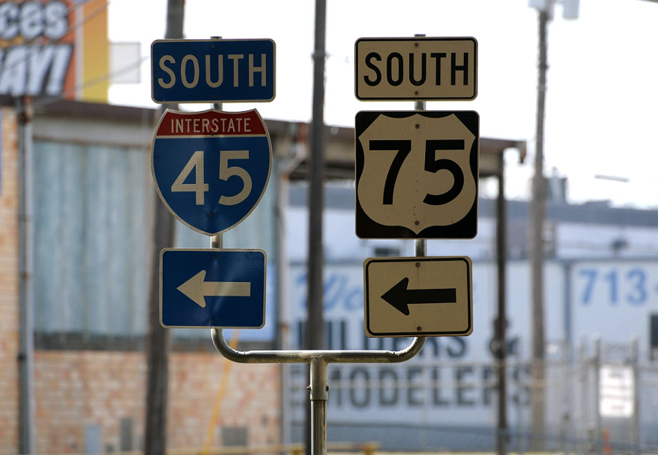 Remnant US-75 shield, years after its decommissioning in Houston.