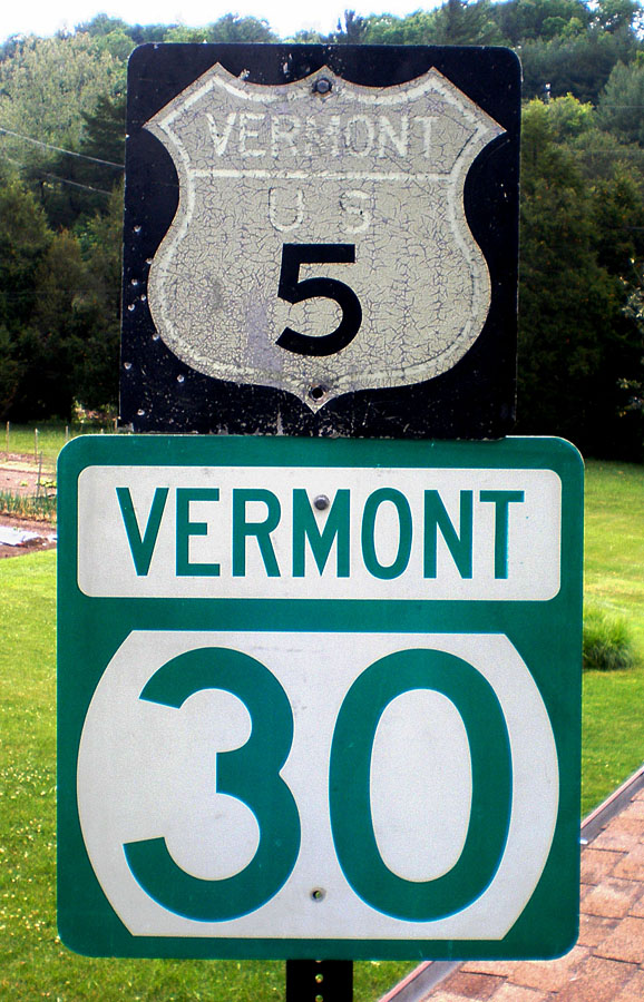 Old and new. 1961 specification US-5 and 1995 specification state route 30 reassurance markers. Some of the black has peeled off the 5, revealing still-reflective Scotchlite.