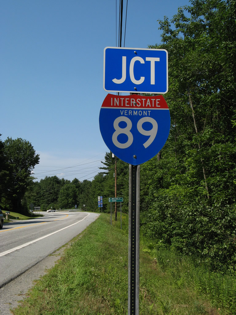 Interstate 89 trailblazer shield posted on eastbound U.S. 4 near White River Junction. This style of shield was developed in the late 1960s for use on green signs, and is unique to Vermont.